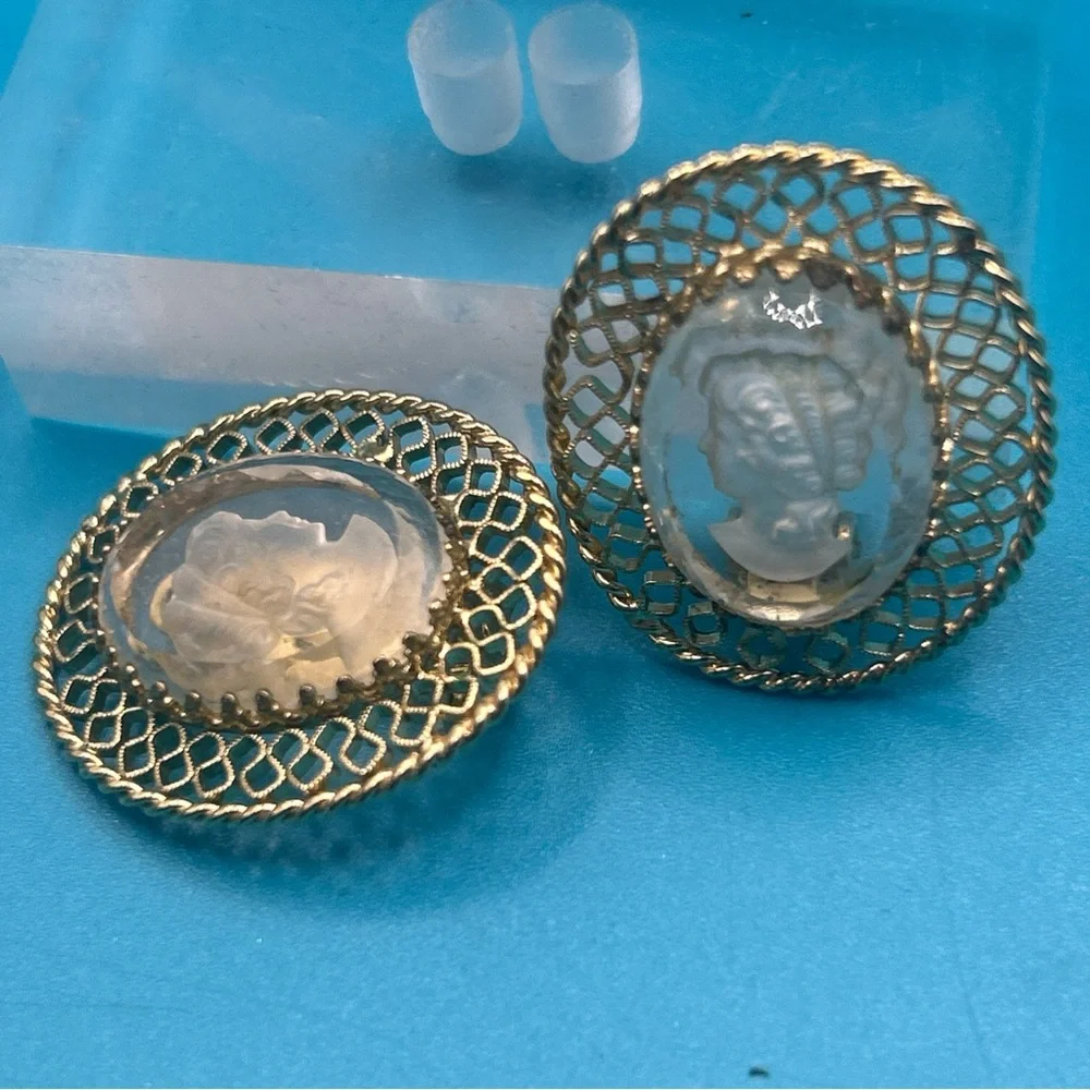 Vintage whiting & Davis intaglio glass cameo clip earrings Goldtone filigree - Picture 2 of 7